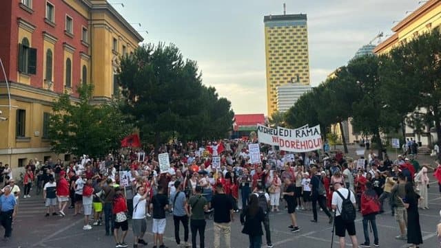 “Nuk largohemi pa dorëheqjen e Kryeministrit” – vijon dita e 23-të e protestës në Tiranë