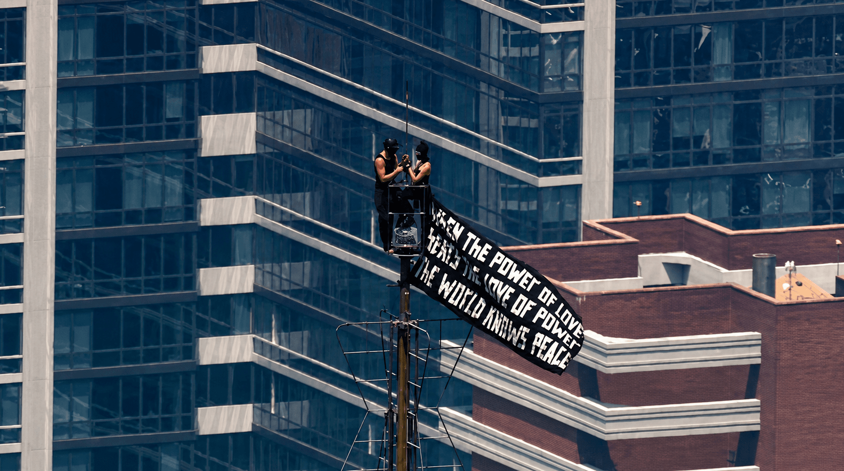 Propozim martese në majën e Empire State Building, çifti shpalos edhe një mesazh për paqen