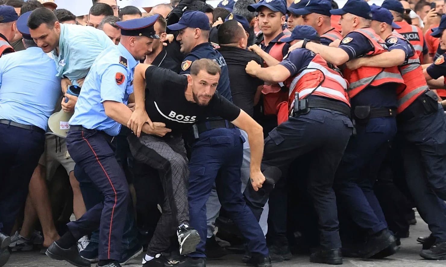 Parlamenti Europian dënon dhunën e policisë ndaj protestuesve