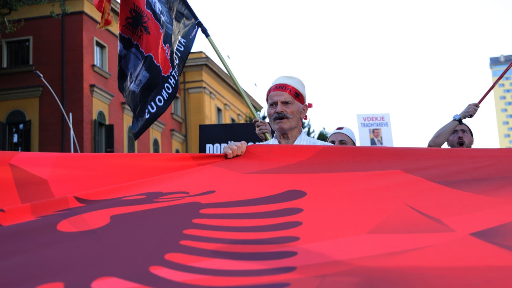 Protestat në Tiranë vijojnë për ditën e 12-të, qytetarët marshojnë drejt Kryeministrisë