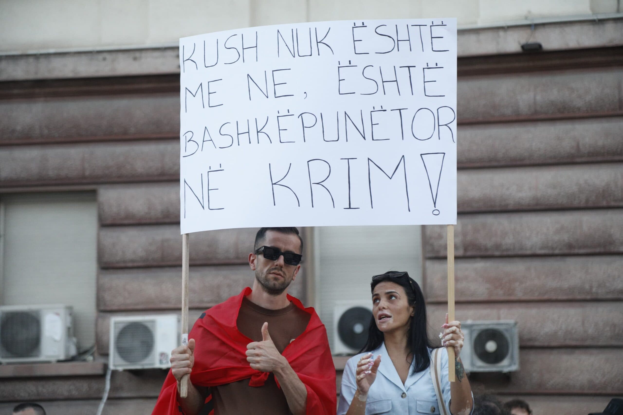 Vijon marshimi i protestuesve në Tiranë, thirrje kundër “patronazhistëve”