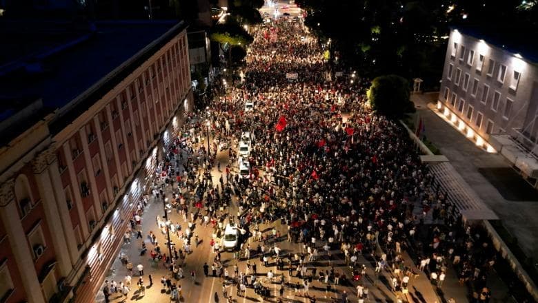 Deputetët në sallë, protestuesit shkojnë në Kuvend: Tradhtarë, parlament i krimit! Përplasje para selisë së PD-së dhe mblidhen para Kryeministrisë