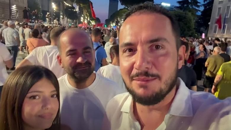 Ervin Salianji i bashkohet protestës: Frika është shembur, asnjë makineri pushteti s’mund ta ndalë ndryshimin