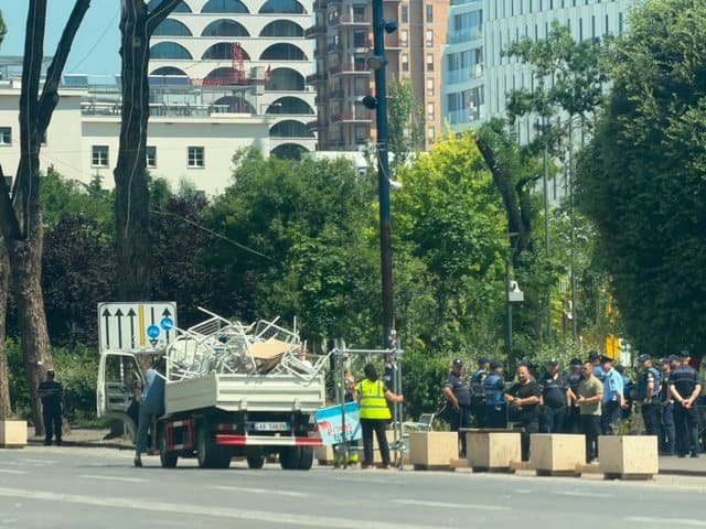 Tensione para Kryeministrisë/ Përplasje mes qytetarëve dhe punonjësve të policisë