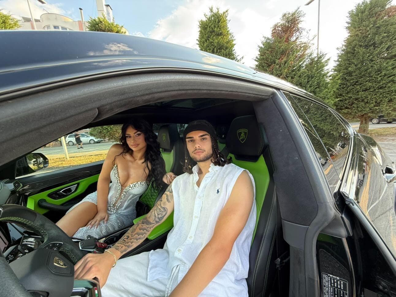 Futbollistja Angela Nika Shkëlqen në Mbrëmjen e Maturës: Elegancë dhe Luks Krah Partnerit të Saj