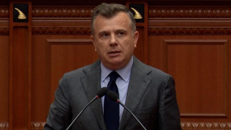 Taulant Balla ‘çmonton inskenimin’ e Sali Berishës: Tentove lojë politike me Heroin e Kombit, Tahir Sinani