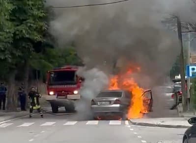 Përfshihet nga flakët një mjet në Korçë, zjarrfikësja në vendngjarje