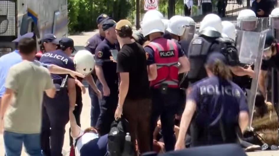Tensionet para Parlamentit, reagon UGSH: Aktet e dhunës mbi gazetarët në procesin raportues janë krim