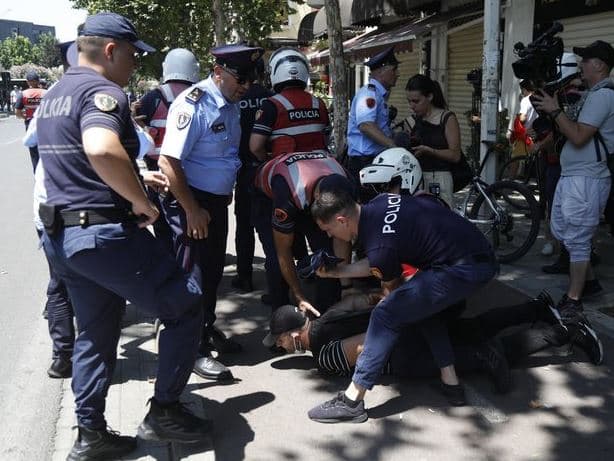 Lirohen protestuesit e arrestuar në protestën para Parlamentit