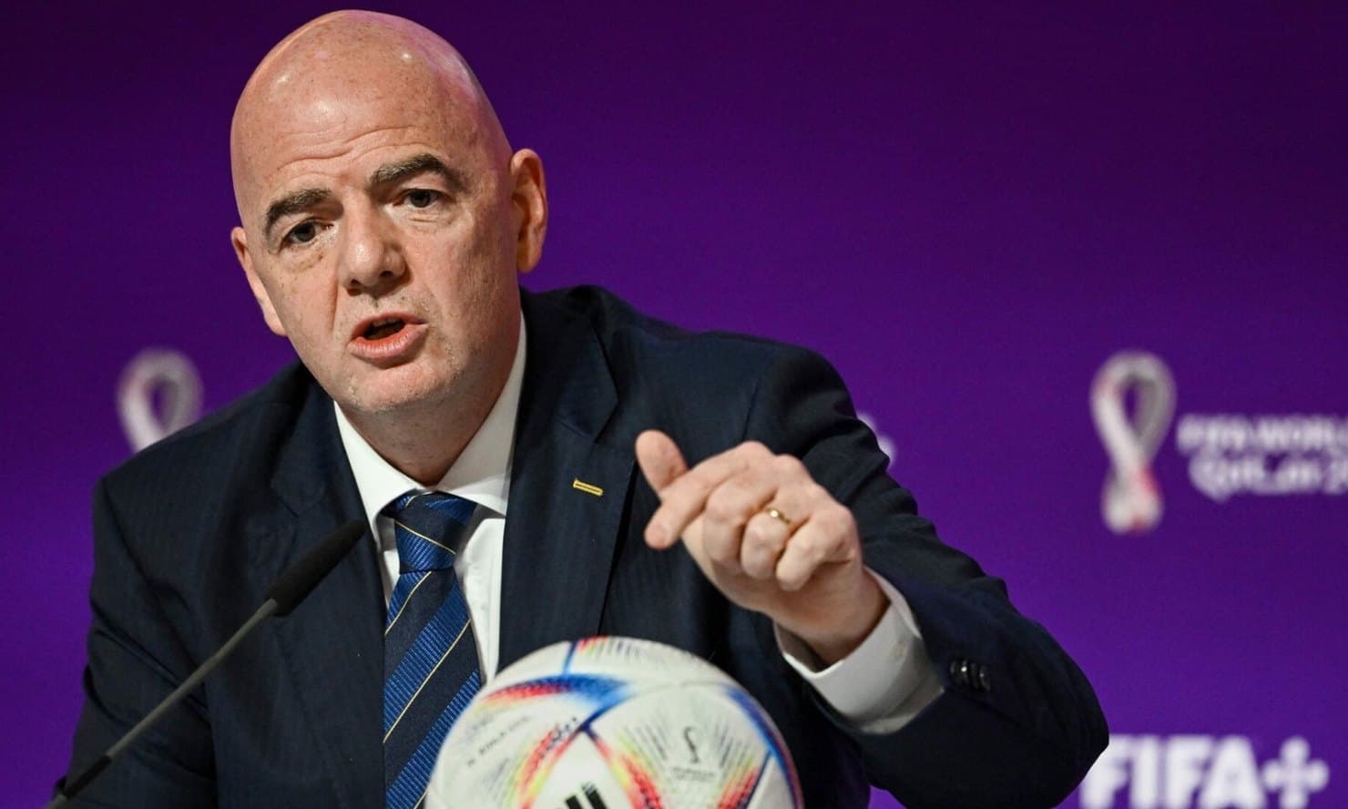 “Infantino të largohet sot”, shpërthen revolta pas faljes së Balogun, UEFA sulmon FIFA-n