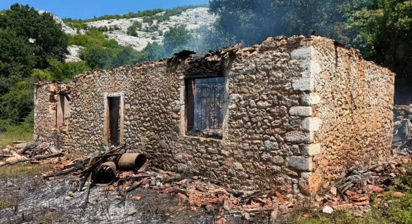 Tragjedi në Shkodër, nëna dhe dy fëmijët e mitur digjen brenda banesës